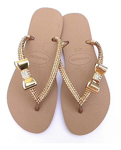 Chinelo decorado com laço de metal