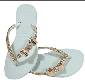 Chinelo decorado com laço de metal