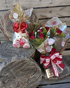 Buquê de 12 Rosas com Ferrero Rocher e Bichinho de Pelúcia