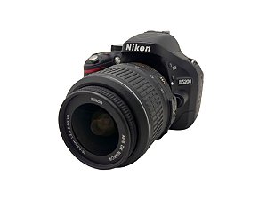 Câmera Nikon D5200 com Lente AF-S 18-55mm G DX VR e Grip Meike Seminova
