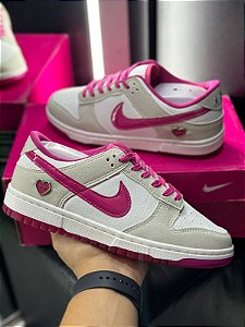 Tênis Nike SB Dunk Low Heart Pink