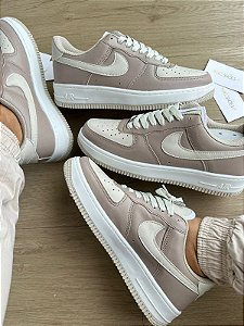 Tênis Nike Air Force 1 Bege/ Off