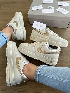 Tênis Nike Air Force 1 Off/ Gold