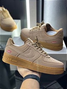 Tênis Nike Air Force x Supreme Caramelo