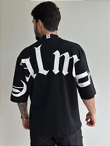 Camiseta Over Calmô Shoulder Preta