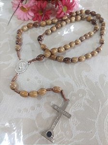 Terço Medjugorje –  entremeio Rainha da Paz (fundo Medjugorje) - Conta Oval imbuia