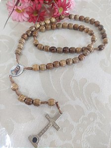 Terço Medjugorje – entremeio resinado Rainha da Paz(fundo Igreja) - Conta Oval frisada