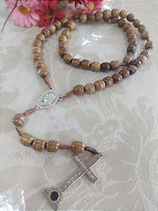 Terço Medjugorje –  entremeio Rainha da Paz (fundo Medjugorje) - Conta Oval imbuia frisada