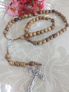 Terço Medjugorje –  entremeio com terra de Medjugorje - Conta Oval imbuia frisada