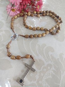 Terço Medjugorje – entremeio resinado Rainha da Paz - Conta Imbuia Lisa