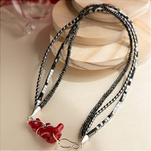 Colar hematita com fecho coral