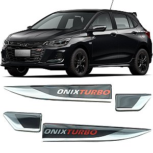 Par Aplique Lateral Adesivo Resinado Alto Relevo Gm Chevrolet Onix Plus Turbo 2020 2021 2022