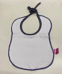 Babador Fralda Crochet Quadriculado Mabber 23X28 Branco Com Azul Marinho