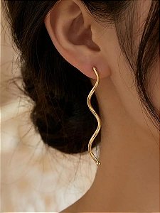 BRINCO ONDULADO LISO | BANHADO A OURO