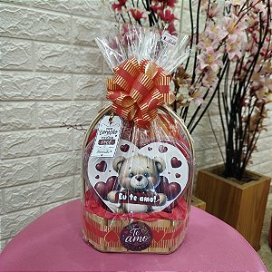 Cesta Namorados com 01 Caixa de Bombons Acetato Coração Fig. Ursinho Eu te Amo + 02 Barras de Chocolate