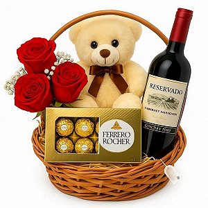 818 - Cesta especial com flores, vinho e pelucia.