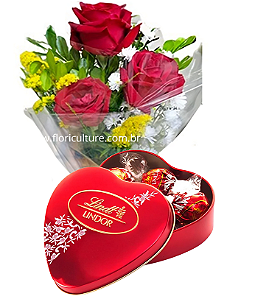 147 -  Arranjo com 3 rosas e Chocolate Coração
