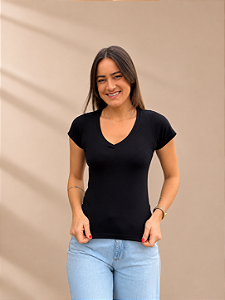 BLUSA DE VISCOSE DECOTE V PRETA