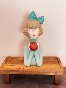 ESTATUETA DECORATIVA BONECA COM MAÇÃ