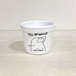 CACHEPOT “ODEIO DRAMA!! MAS FAÇO” BRANCO