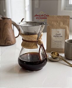 CAFETEIRA DE BOROSSILICATO COM PEGA DE MADEIRA E COADOR DE INOX PERMANENTE.