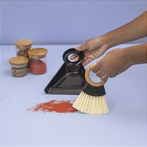 KIT ESCOVA DE LIMPEZA LIMPA FÁCIL COM PÁ PRETA E PEGA DE BAMBU