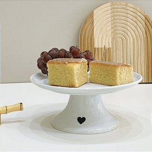 PRATO PARA BOLO DE PORCELANA COM PÉ SCRIPT CORAÇÃO