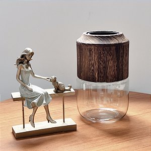 ESTATUETA DECORATIVA MOÇA COM PET