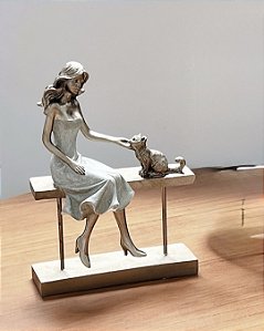 ESTATUETA DECORATIVA MOÇA COM PET
