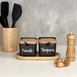 KIT 2 SALEIROS PRETO DE PORCELANA COM BANDEJA DE BAMBU