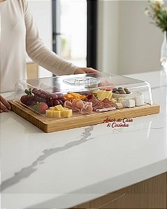 TÁBUA DE FRIOS DE BAMBU COM TAMPA EM ACRÍLICO 28X16X1,7CM