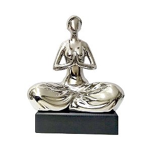 ESTATUETA PRATA MULHER MEDITANDO