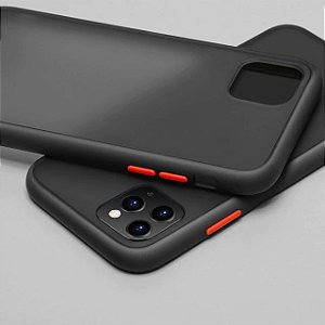 Case anti impacto para iPhone - Preto com botões vermelhos