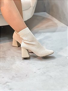 Bota Feminina Melissa Off-White em Meia