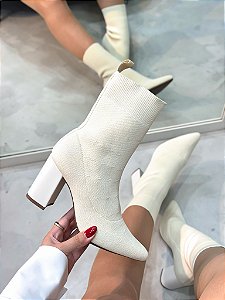 Bota Feminina Agatha Off-White Cano curto Em meia