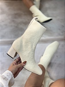Bota Feminina Brenda Off-White Em Meia tricô