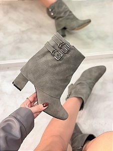 Bota Feminina Clara Capa em Camurça Cinza