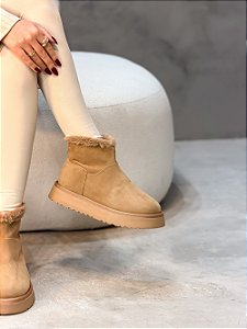 Bota de pelos Ruby Palha em Camurça