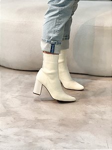 Bota Feminina Lore Off-White em meia Tricô