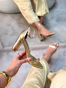 Sandália Lola Ouro light em Couro legítimo Salto alto