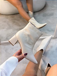 Bota Feminina Cátia Off-white em couro legítimo