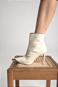 Bota Feminina Vitória Off-white com Biqueira
