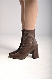 Bota feminina Giulia Marrom Salto Bloco