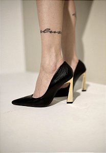 Scarpin Feminino Alana Preto em Couro legítimo com Salto cromado