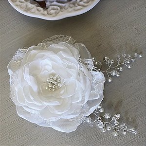 Camélia com cetim e renda