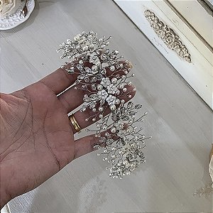 Tiara de noiva em zirconias e flores de madrepérola natural