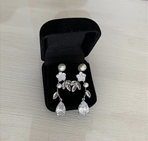 Brincos de noiva com flor de madrepérola modelo Elegance