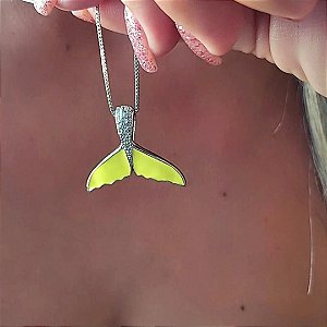 Colar Rabo de Sereia Esmaltado Verde Neon Banhado em Ródio Branco