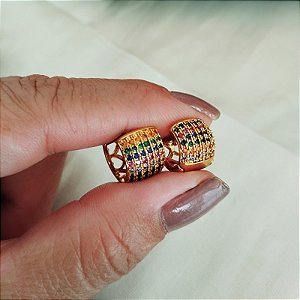 Brinco Argola Cravejada Com 06 Fileiras de Zircônias Coloridas Com Banho em Ouro 18K
