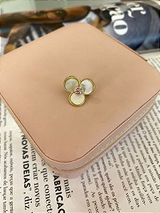 Broche Flor Madrepérola Dourado
